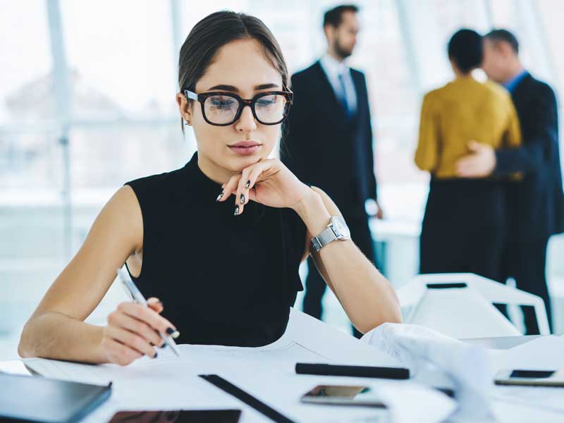 ¿Cuánto gana un licenciado en administración de empresas y cuál es su campo laboral?