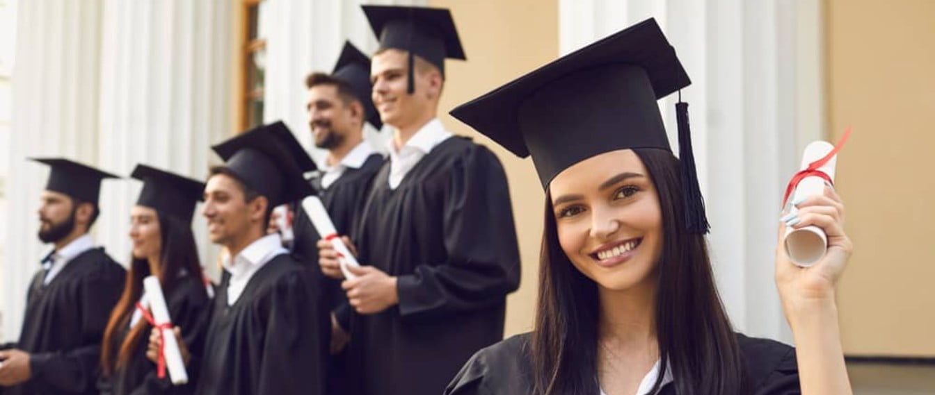 Ventajas de graduarse de la universidad con doble titulación internacional